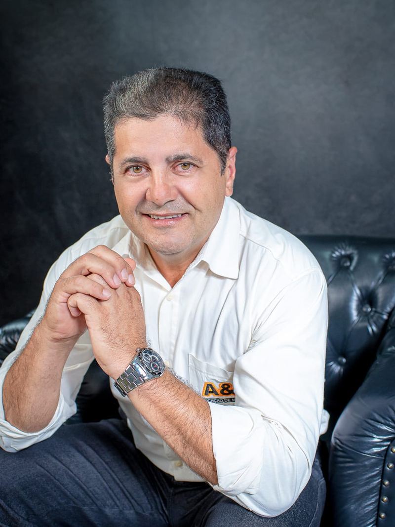 Adeir, fundador e proprietário da A&B Locação de Máquinas, com o uniforme da empresa