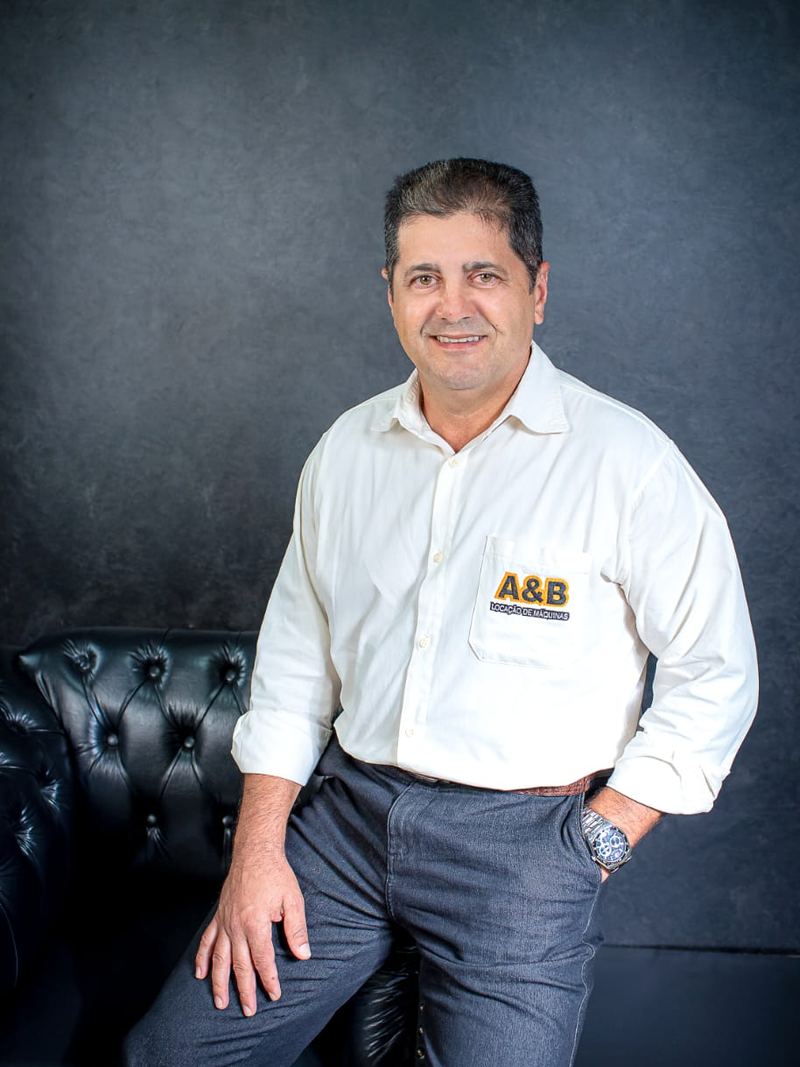 Adeir, fundador e proprietário da A&B Locação de Máquinas, com o uniforme da empresa