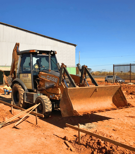 Retroescavadeira 4x4 da A&B Locação de Máquinas em Araguari